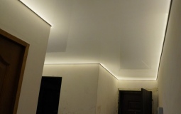 Белый глянцевый потолок в коридор